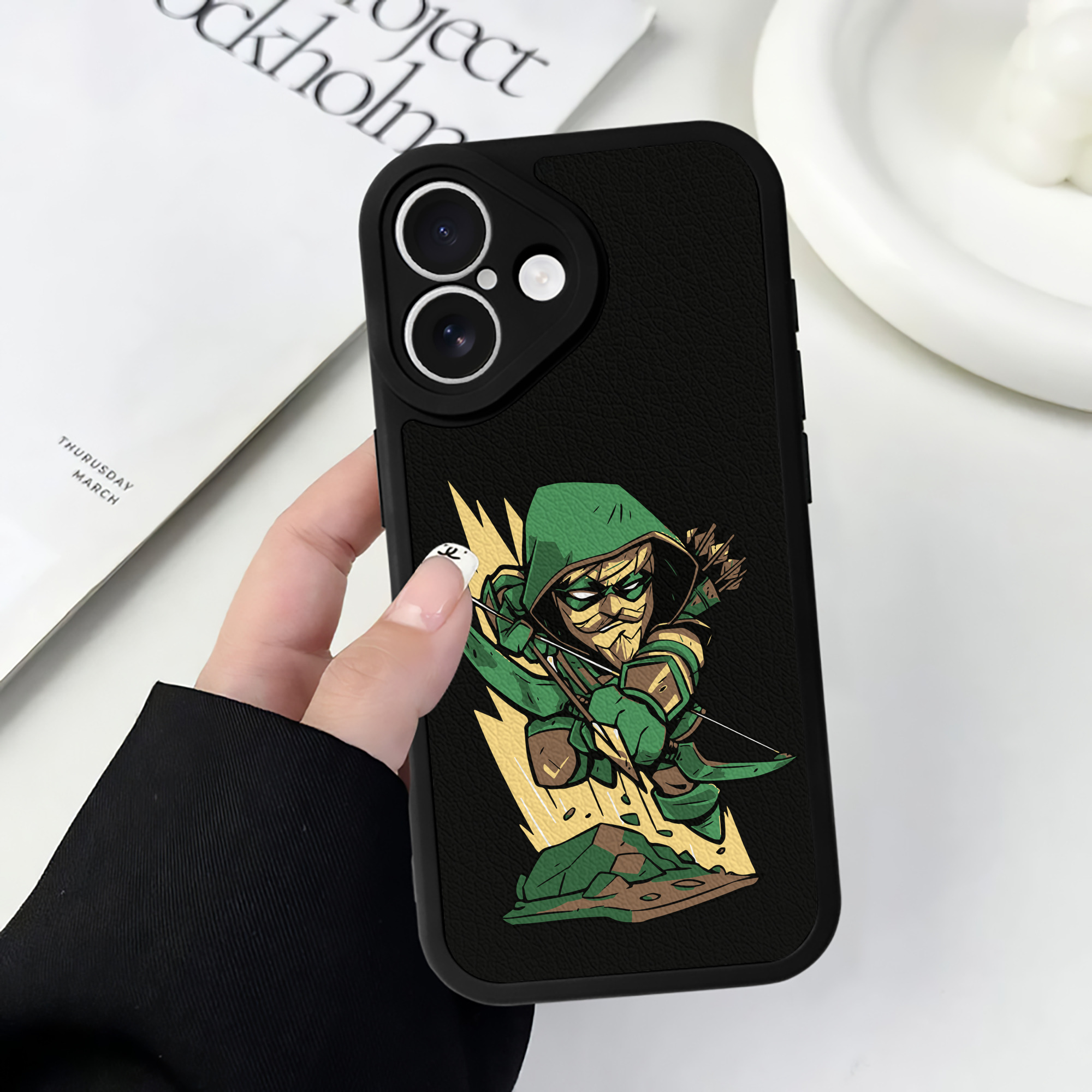 （画像用） アベンジャーズ The Avengers 【iPhone 16シリーズ対応】シリコンスマホケース（レザー調） 材質：シリコン